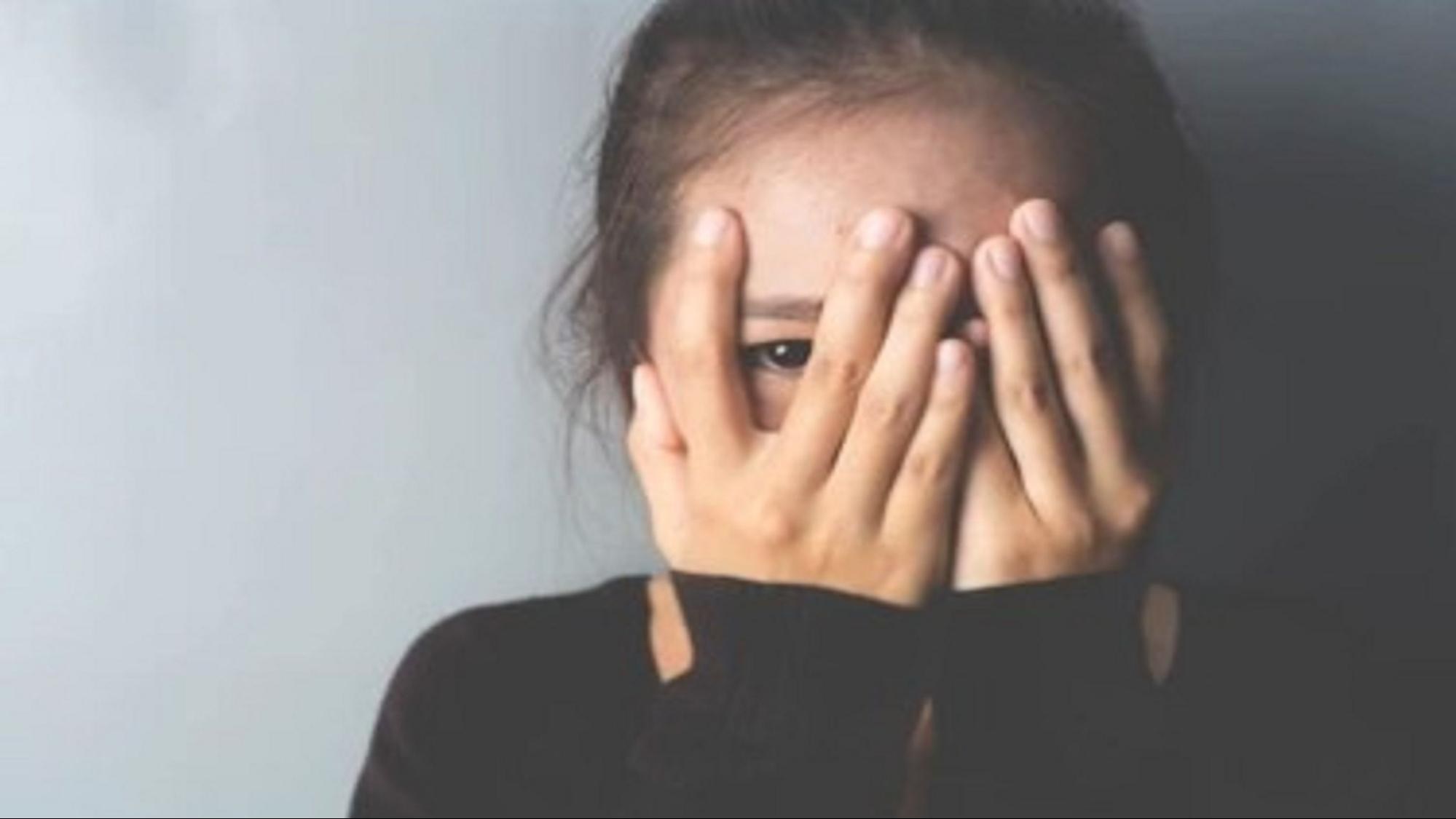 Teen covering face with hands, representing emotional shutdown linked to I don’t feel anything teen emotional numbness.